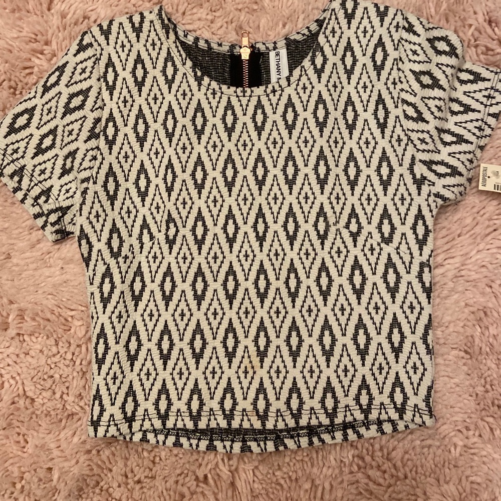 Triangle pattern crop top with zipper along back
